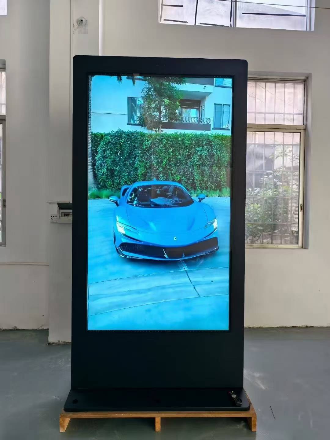 Panlabas na 86 Inch Floor Standing 2500nits Kiosk 4K Digital Signage